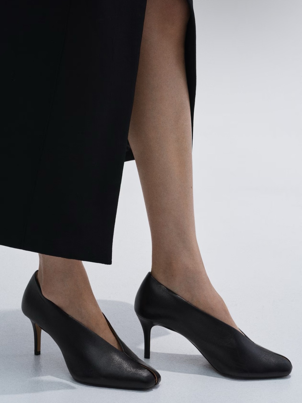 H&M STUDIO
NWT BLACK CUTOUT LEATHER PUMPS